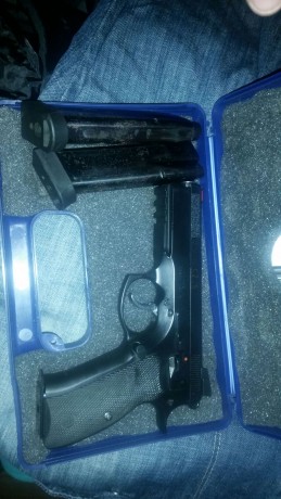 Hola a todos, un compañero de tiro de Malaga vende este arma.
Es una cz 75 Shadow. La venda por no usar, 00