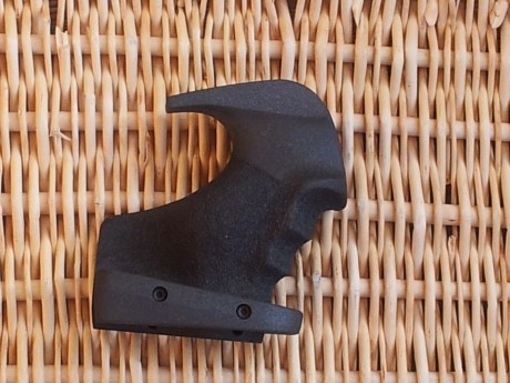 Pues eso, vendo estas cachas originales de WALTHER SSP talla L, están sin tocar tal y como se puede apreciar 01