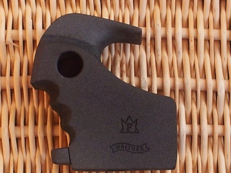 Pues eso, vendo estas cachas originales de WALTHER SSP talla L, están sin tocar tal y como se puede apreciar 00