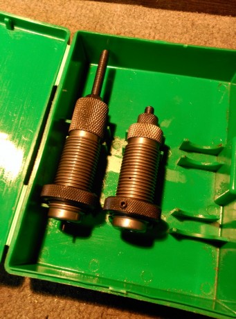 ...Pues eso.

...Vendo juego de Dies de RCBS del calibre 7.62x39.

...Solo  tengo la punta de recalibrar 10