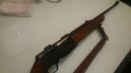 Un familiar mio vende este rifle, un Browning Bar II en calibre 300 Winchester Magnum, el rifle esta en 01