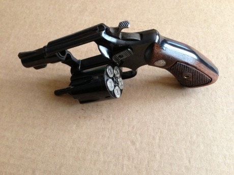 Hola,
             Vendo revólver Smith & Wesson Cal. 38 . Modelo Chief Special modelo 36. En magnífico 02