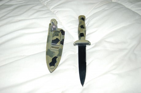 Vendo Aitor botero camo, el antiguo, con vaciado plano. No tiene uso, aunque el mango y la funda tienen 02