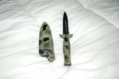 Vendo Aitor botero camo, el antiguo, con vaciado plano. No tiene uso, aunque el mango y la funda tienen 00