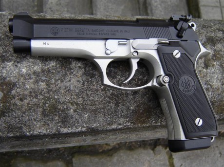 Se vende pistola Beretta 92FS inox con 4 cargadores y un kit conversor de calibre .22 (carro y cargador), 00