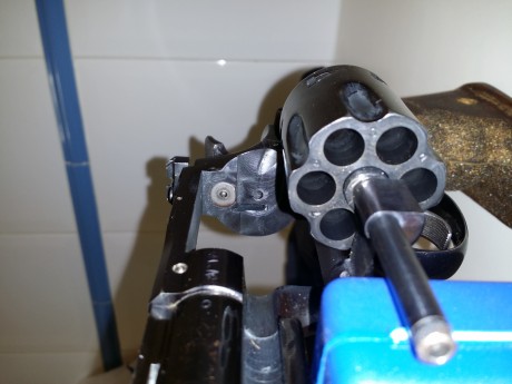 Vendo Revolver 357 magnum Llama Comanche III de 6", pues ya tengo un Python del mismo calibre y necesito 01