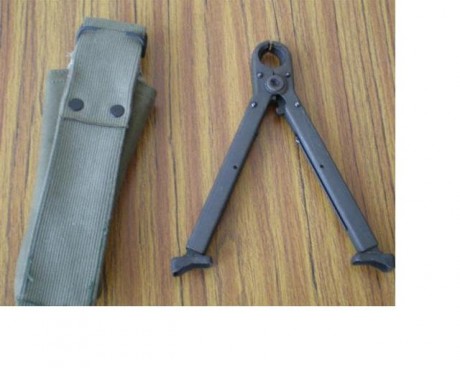 Vendo bipode extensible original para Cetme C en muy buen estado de conservación. Incluye funda. El precio 00