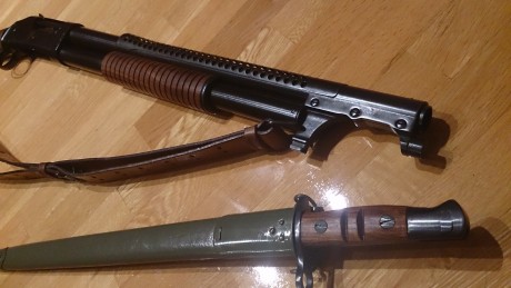 Hola a todos,

Pongo a la venta esta singular escopeta Norinco 1897 modelo Trenchgun, en calibre 12, réplica 02