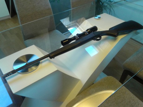 Pues eso el rifle es un outfitter calibre 243 . 
Cañon largo , se nota en precisión y velocidad de salida.
Lo 02