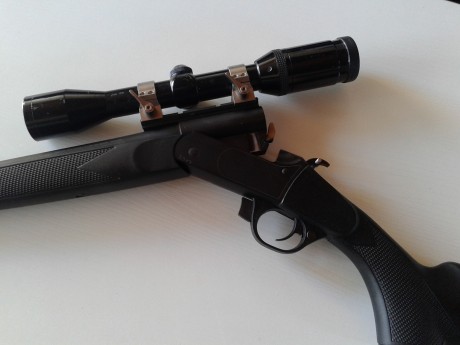 Pues eso el rifle es un outfitter calibre 243 . 
Cañon largo , se nota en precisión y velocidad de salida.
Lo 01