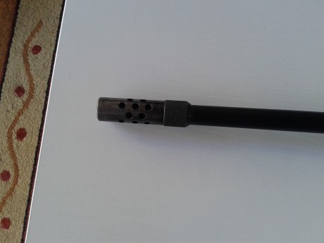 Pues eso el rifle es un outfitter calibre 243 . 
Cañon largo , se nota en precisión y velocidad de salida.
Lo 00