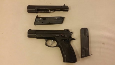 VENDO CZ 75 9 MM P CON CONVERSION A 22MM LR - DOS CARGADORES  La pistola se encuentra en perfecto estado 00