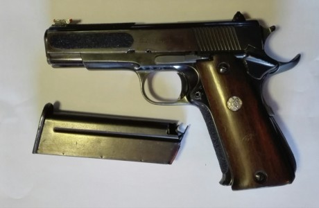 PISTOLA LLAMA CAL. 9 MM PARABELLUM MONOILERA CON DOS CARGADORES DE 9 CARTUCHOS, RABERA AMERICANA Y PUNTO 00