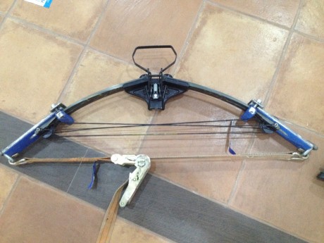 Ballesta Barnett Revolution 150 lbs buen estado con accesorios 
Para cambiar la cuerda tu mismo, poleas 90