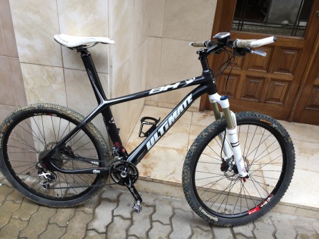 Cuadro de carbono. Cambios XT y SLX. Frenos disco hidráulicos. Peso aproximado 10 Kg. Horquilla rock shox 02