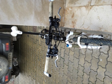 Cuadro de carbono. Cambios XT y SLX. Frenos disco hidráulicos. Peso aproximado 10 Kg. Horquilla rock shox 01