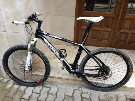 Cuadro de carbono. Cambios XT y SLX. Frenos disco hidráulicos. Peso aproximado 10 Kg. Horquilla rock shox 00