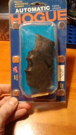 Hola a todos, haciendo limpieza me sale en el armario unas cachas hogue de goma para pistola cz75, 85 01
