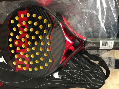 La Wilson Drone es una pala con forma redondeada. Está construida en su totalidad en Carbono, tanto en 02