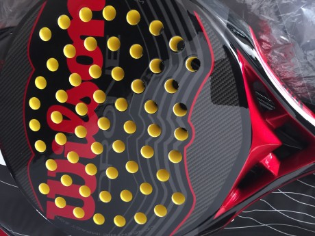 La Wilson Drone es una pala con forma redondeada. Está construida en su totalidad en Carbono, tanto en 00