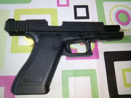 Vendo una Glock 17 de 2ª generación,"customizada" para recorridos de tiro,se le han cambiado 01