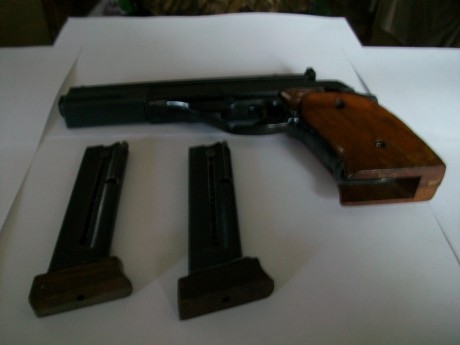 En Madrid se vende pistola Astra TS-22, calibre 22 L.R., perfecto estado de funcionamiento, dos cargadores. 02