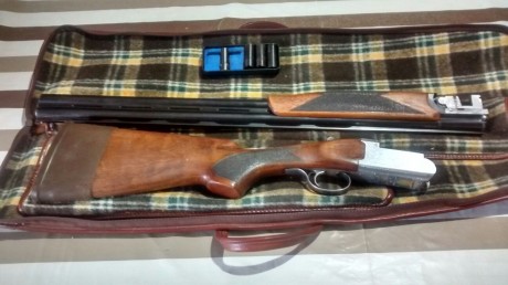 Benelli Urbino.
Cañón de 71 cm y choques intercambiables. 
Un gatillo con selector de tiro. 
Escopeta 01