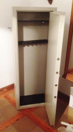 Vendo mi colección de armas completa incluido armero.

Armero: 8 armas con visor 140 x 52 x 32 cm, sin 20
