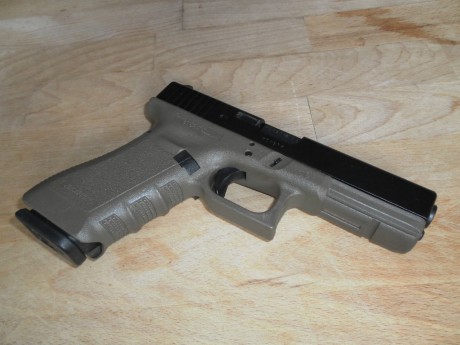Vendo una Glock17 Green, osea verde, en buen estado y con tres cargadores, desconector de dos kilos y 00
