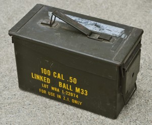 Tengo algunas cajas de municion usadas por el ejercito, son de acero y con cierre estanco, la tapa es 00