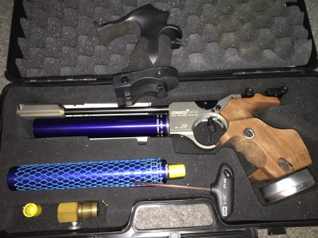 Vendo Hammerli Ap40, con 2 bombonas y cacha talla M, en perfecto estado. Posibilidad de adquirir cacha 01