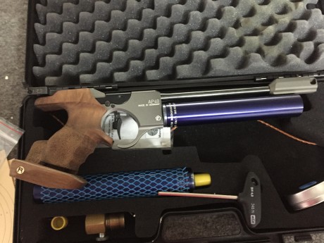 Vendo Hammerli Ap40, con 2 bombonas y cacha talla M, en perfecto estado. Posibilidad de adquirir cacha 00