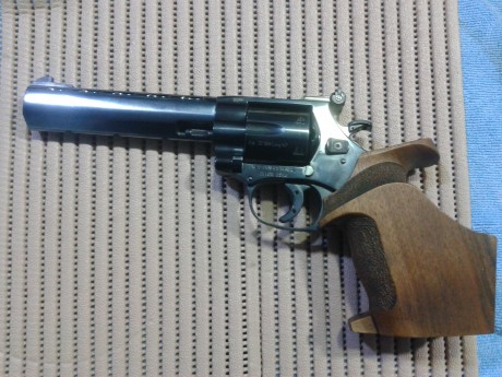 VENDO REVOLVER TARGET TROPHY CALIBRE 32 S&W EN 6" SEMINUEVO EN PERFECTO ESTADO .LO VENDO POR 02