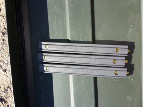 Vendo peines para 10 cartuchos del calibre 222 y derivados. Son los que lleva el US Army para llenar los 10