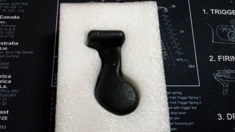 Hola vendo laser Grip para Glock lo tuve montado en una Glock 17 3a GEN, pero si no me equivoco es compatible 02
