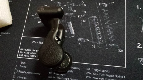 Hola vendo laser Grip para Glock lo tuve montado en una Glock 17 3a GEN, pero si no me equivoco es compatible 01