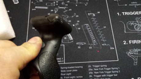 Hola vendo laser Grip para Glock lo tuve montado en una Glock 17 3a GEN, pero si no me equivoco es compatible 00