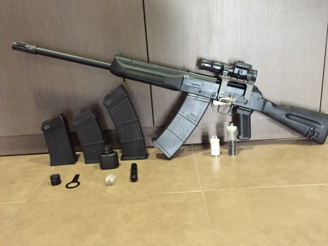 Vendo escopeta Saiga 12/76, con varios cargadores y válvulas de gases.
La escopeta esta nueva como se 02