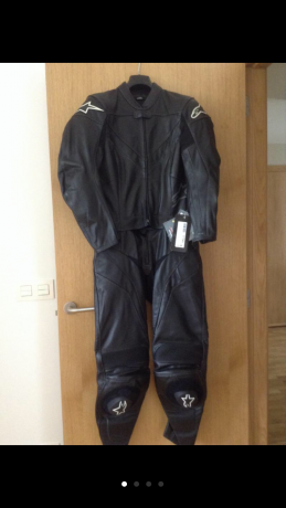 Vendo traje cuero dos piezas mujer Alpinestar, nuevo, sin estrenar. Talla46, equivale ha una 40. 450€ 01