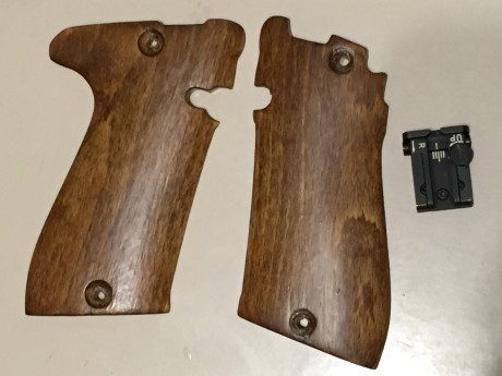 Vendo pistola calibre 22, con un cargador. Tambien vendo accesorios, un juego de cachas de madera, caja 02