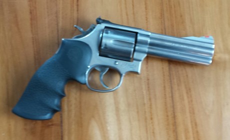 Vendo S&W 686-4 combat inox calibre 357/38 de 4 en buen estado de todo 
El arma esta en la provincia 01