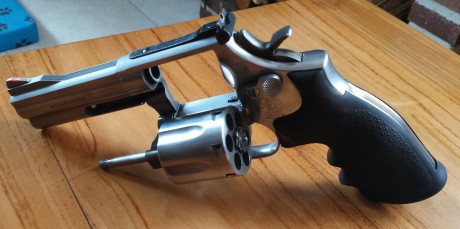 Vendo S&W 686-4 combat inox calibre 357/38 de 4 en buen estado de todo 
El arma esta en la provincia 00
