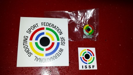 Hola compañeros.

Tengo unos kits muy chulos compuestos de dos adhesivos y un Pin de la ISSF

La pegatina 00