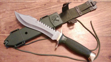 Vendo cuchillo Autor Oso Blanco, esta como nuevo. El precio es de 45 euros más gastos de envío. (7 euros). 00