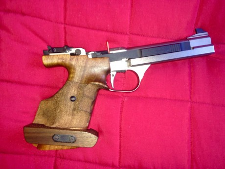 Se vende pistola del 22 en perfecto estado con dos cargadores,dos puntos de mira y maletín original.Esta 02