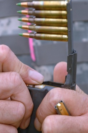 Vendo peines para 10 cartuchos del calibre 222 y derivados. Son los que lleva el US Army para llenar los 00