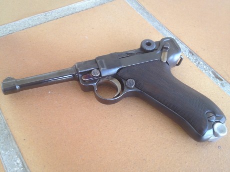 Vendo Luger P-08, fabricada por DWM .

En libro de coleccionista y en estado de tiro.  
Todas las piezas 01