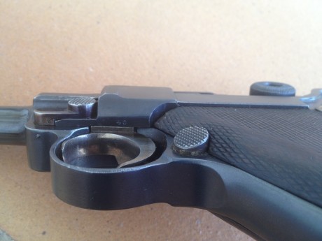 Vendo Luger P-08, fabricada por DWM .

En libro de coleccionista y en estado de tiro.  
Todas las piezas 11