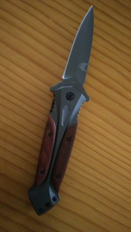 Sin Usar
Hoja 9 cmts , Acero 440C,  Un solo filo 
Empuñadura: Aluminio y madera
Bloqueo Liner lock. 
Peso 02