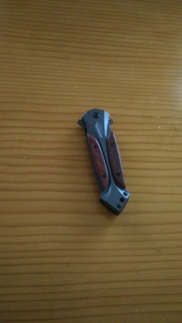 Sin Usar
Hoja 9 cmts , Acero 440C,  Un solo filo 
Empuñadura: Aluminio y madera
Bloqueo Liner lock. 
Peso 00